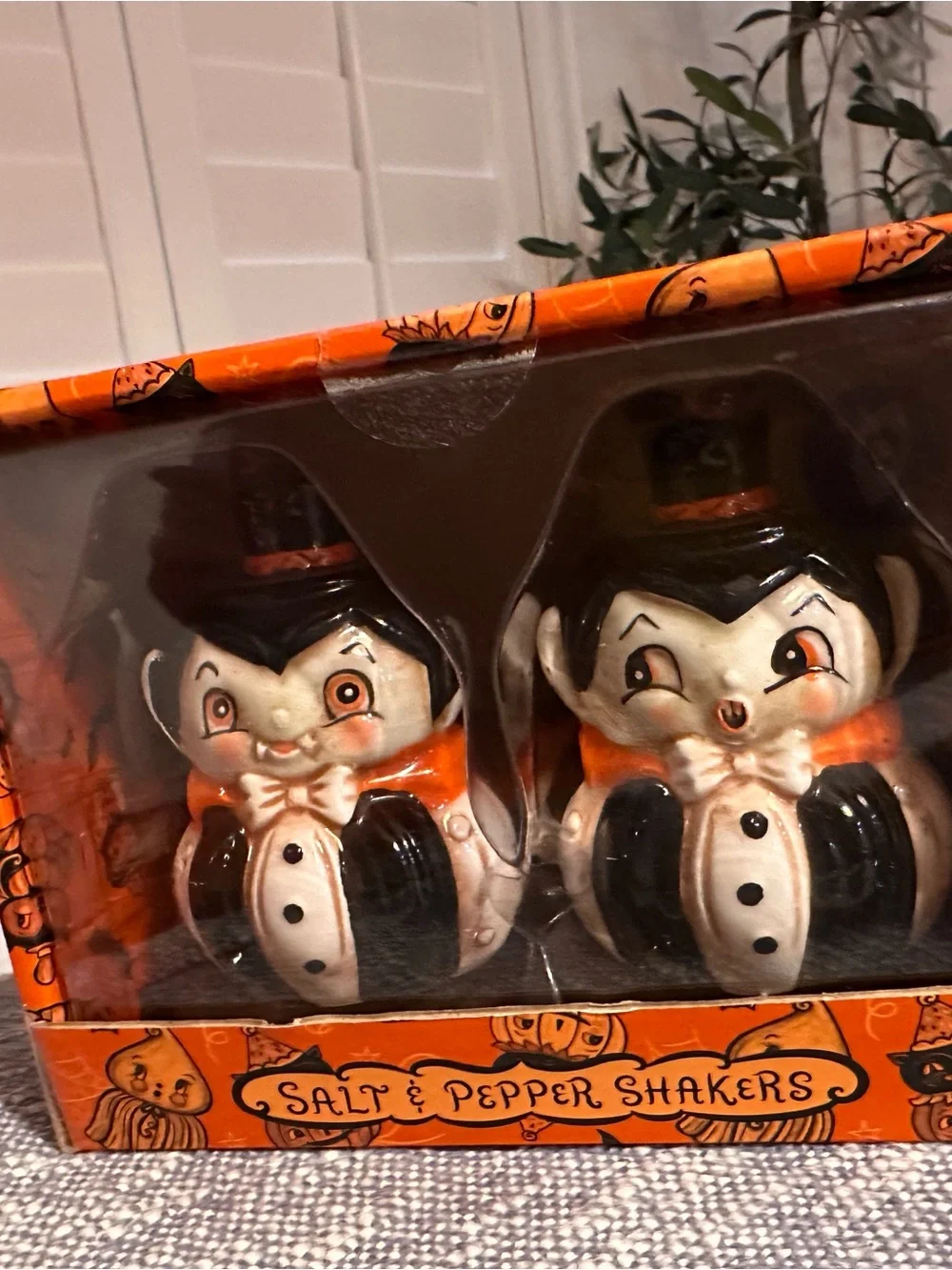 Design Johanna Parker Salt & Papper Shakers  Vampire Figurine Halloween